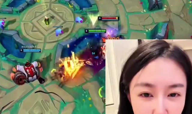 前LPL女解说小苍喝醉后直播间中痛哭：我对男友都没有对她一半好